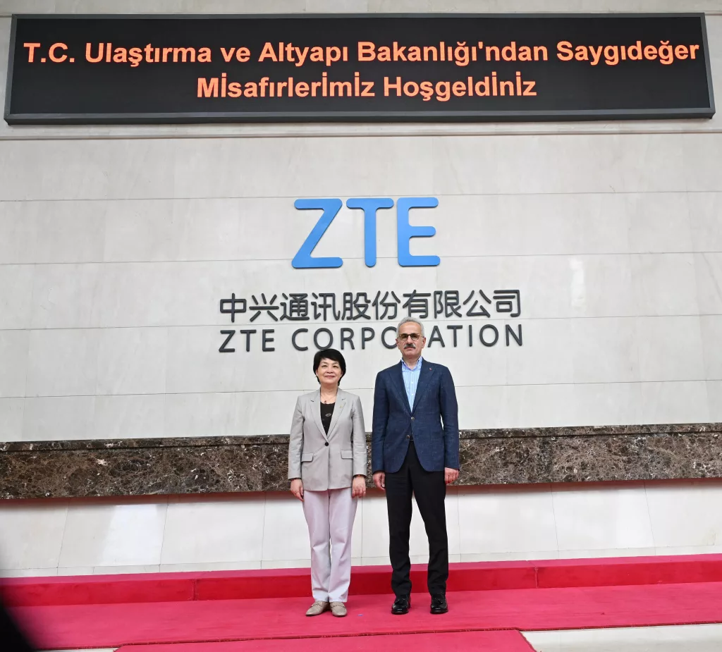 ULAŞTIRMA VE ALTYAPI BAKANI URALOĞLU, ÇİN'DE TEKNOLOJİ DEVLERİYLE BİR ARAYA GELDİ BAKAN URALOĞLU: "HEM HUAWEİ HEM ZTE İLE DİJİTAL ALTYAPI, TEKNOLOJİ VE 5G KONULARINDA İŞ BİRLİĞİ POTANSİYELİMİZİ DEĞERLENDİRDİK" "5G'Yİ DEVREYE ALDIĞIMIZDA GÜNLÜK YAŞAMIMIZA İLERİ TEKNOLOJİLERİN ENTEGRASYONUNU HIZLANDIRACAĞIZ"