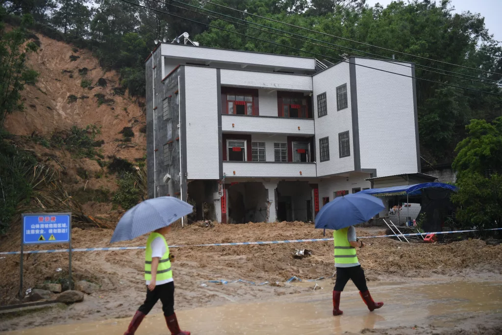 ÇİN'DE TOPRAK KAYMASI: 2 ÖLÜ, 19 KAYIP