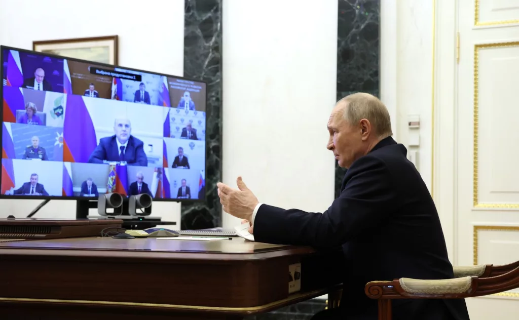 PUTİN: "RUS ORDUSU UKRAYNA SINIRINDA TAMPON BÖLGE OLUŞTURMA GÖREVİ ÜZERİNDE ÇALIŞIYOR"