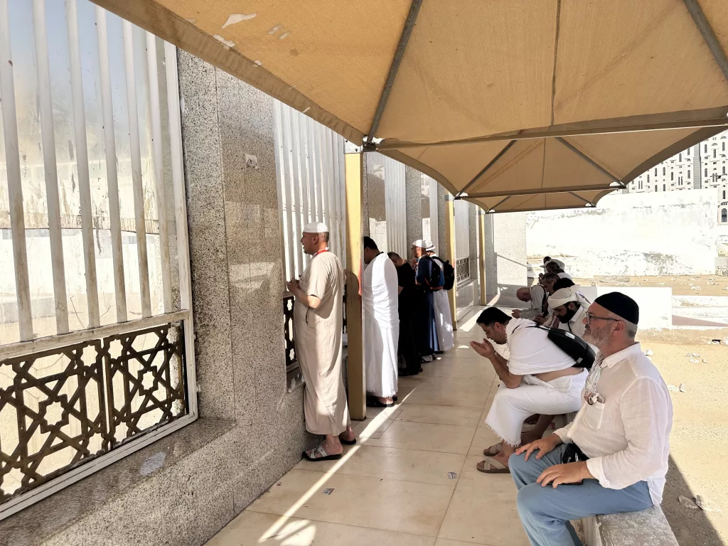MÜMİNLER CENNETÜ'L MUALLA'YA KOŞUYOR PEYGAMBER EFENDİMİZİN AKRABA VE ARKADAŞLARININ MEDFUN BULUNDUĞU MEKKE-İ MÜKERREME'NİN EN ESKİ VE EN BÜYÜK KABRİSTANINA HACI ADAYLARI ZİYARETTE BULUNUYOR EFENDİMİZİN DEDESİ ABDÜLMUTTALİP, OĞULLARI ABDULLAH VE KASIM, HANIMI HATİCE ANNEMİZ VE ÇOK SAYIDA ASHABI KİRAM BU KABRİSTANDA YATIYOR