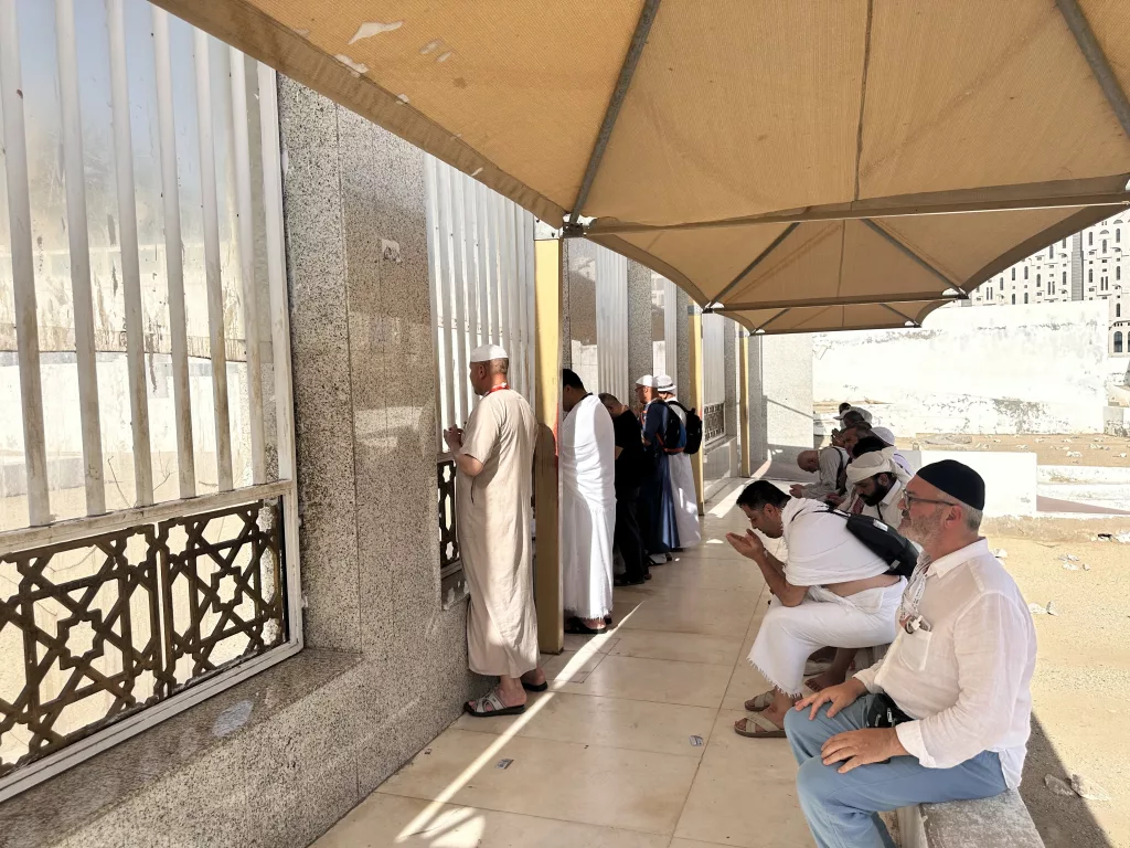 MÜMİNLER CENNETÜ'L MUALLA'YA KOŞUYOR PEYGAMBER EFENDİMİZİN AKRABA VE ARKADAŞLARININ MEDFUN BULUNDUĞU MEKKE-İ MÜKERREME'NİN EN ESKİ VE EN BÜYÜK KABRİSTANINA HACI ADAYLARI ZİYARETTE BULUNUYOR EFENDİMİZİN DEDESİ ABDÜLMUTTALİP, OĞULLARI ABDULLAH VE KASIM, HANIMI HATİCE ANNEMİZ VE ÇOK SAYIDA ASHABI KİRAM BU KABRİSTANDA YATIYOR