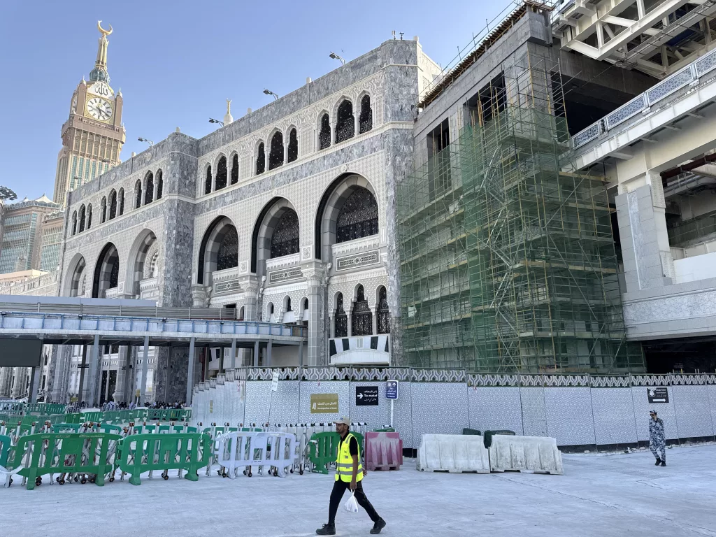 KABE'DEKİ İNŞAAT ÇALIŞMALARI BİTİYOR YENİ İLAVELERLE KABE'DE 1.7 MİLYON KİŞİ AYNI ANDA SAF TUTACAK ŞAM KAPISI TARAFINDA ACİL NAKİLLER İÇİN İKİ HELİKOPTER PİSTİ İNŞA EDİLDİ, ŞANTİYE YOĞUNLUĞU BİTME NOKTASINA GELDİ