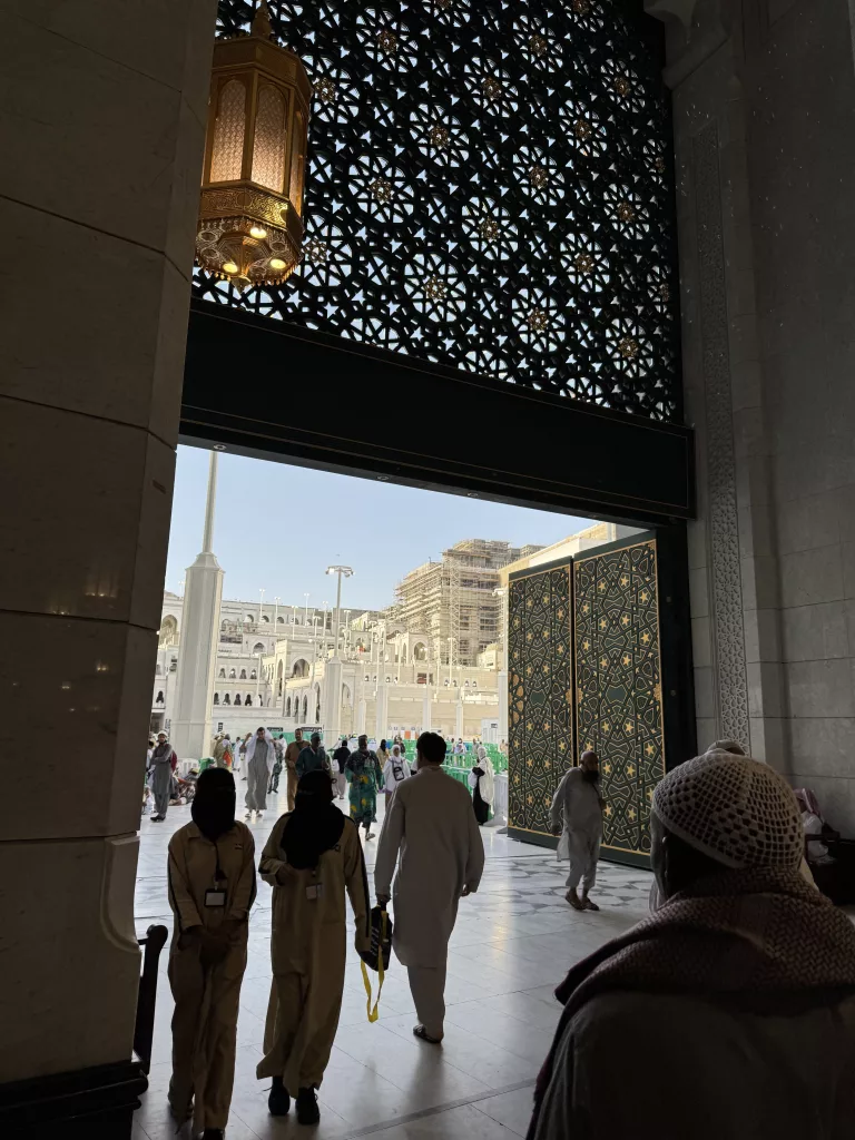 KABE'DEKİ İNŞAAT ÇALIŞMALARI BİTİYOR YENİ İLAVELERLE KABE'DE 1.7 MİLYON KİŞİ AYNI ANDA SAF TUTACAK ŞAM KAPISI TARAFINDA ACİL NAKİLLER İÇİN İKİ HELİKOPTER PİSTİ İNŞA EDİLDİ, ŞANTİYE YOĞUNLUĞU BİTME NOKTASINA GELDİ