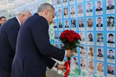 Turkish FM Fidan Honors Fallen Ukrainian Soldiers in Kyiv Visit