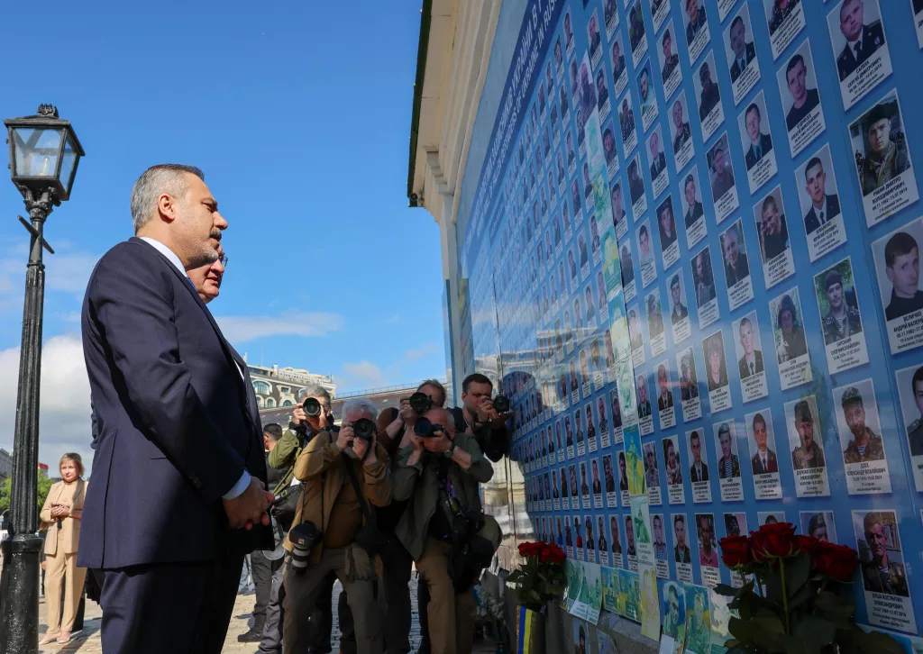 BAKAN FİDAN KİEV'DE ANMA DUVARI'NA ÇİÇEK BIRAKTI