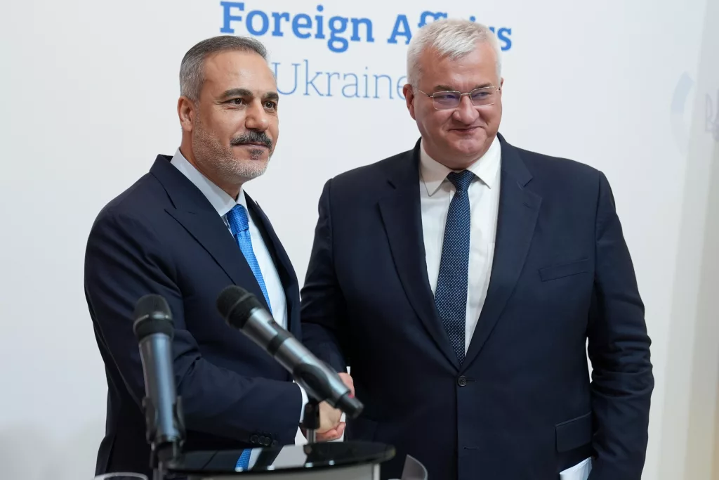 BAKAN FİDAN: "ERDOĞAN'IN EV SAHİPLİĞİNDE TRUMP'IN, PUTİN'İN, ZELENSKİY'İN DÖRT LİDERİN BİR ARAYA GELMESİYLE İSTANBUL'DA YAPILAN GÖRÜŞMELERİN TAÇLANMASI MÜMKÜN OLABİLİR"