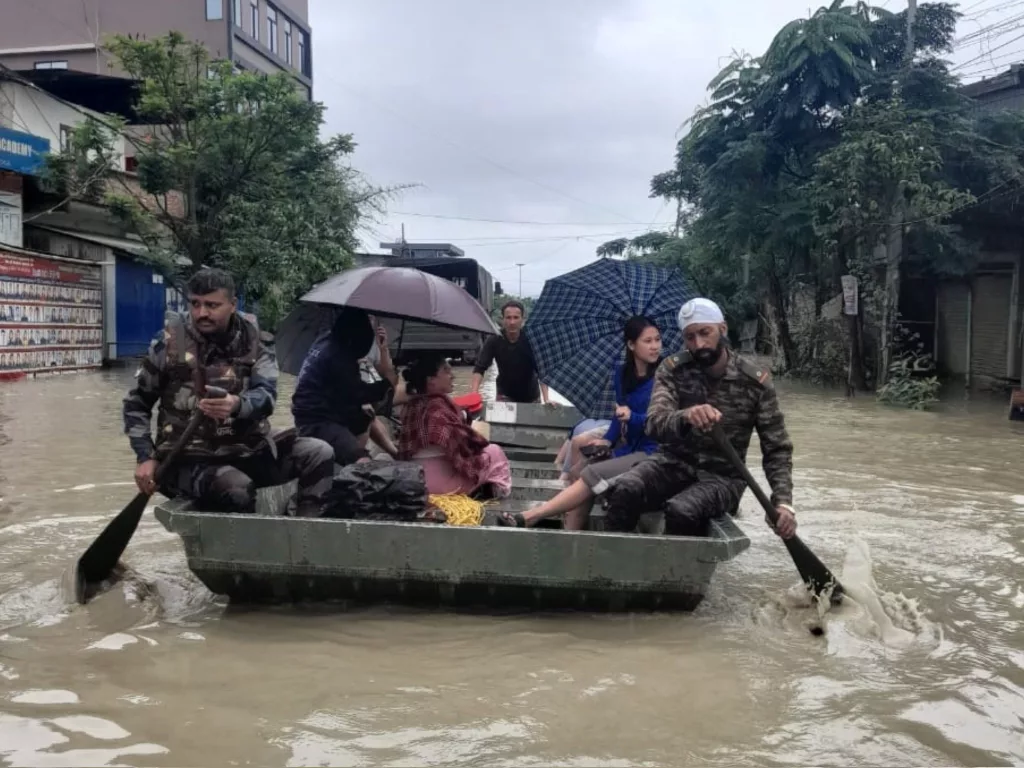 HİNDİSTAN'DA SEL VE TOPRAK KAYMASI: 34 ÖLÜ BANGLADEŞ'TE TOPRAK KAYMASI: 4 ÖLÜ