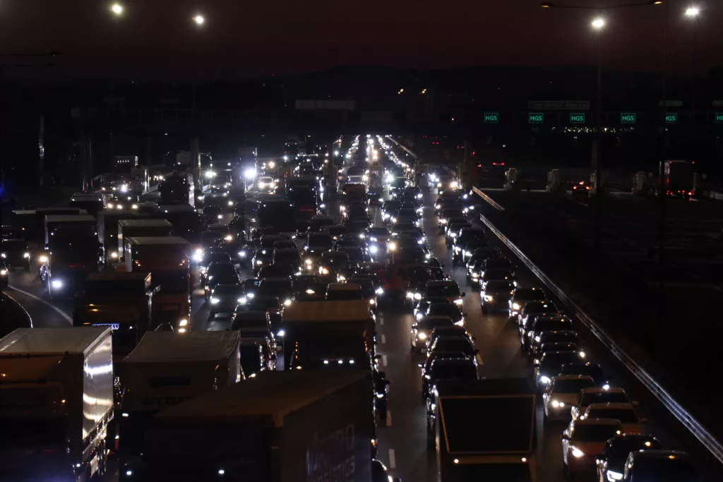 BAYRAM TATİLİ GÖÇÜ BAŞLADI: OTOYOLUN KESİŞİM NOKTASINDA TRAFİK DURDU KİLOMETRELERCE ARAÇ KUYRUĞU HAVADAN GÖRÜNTÜLENDİ