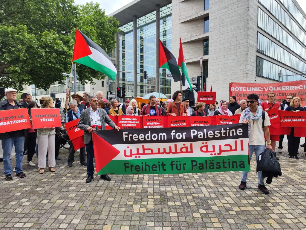 İSRAİL DIŞİŞLERİ BAKANI SAAR'A ALMANYA'DA GAZZE PROTESTOSU
