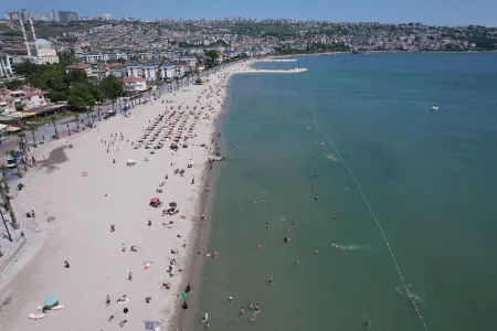Istanbulites Flock to Beaches on Eid