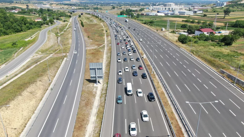 BAYRAM TATİLİ DÖNÜŞÜNDE KOCAELİ'DE TRAFİK DURMA NOKTASINA GELDİ BAYRAM DÖNÜŞÜ TRAFİĞİ HAVADAN GÖRÜNTÜLENDİ