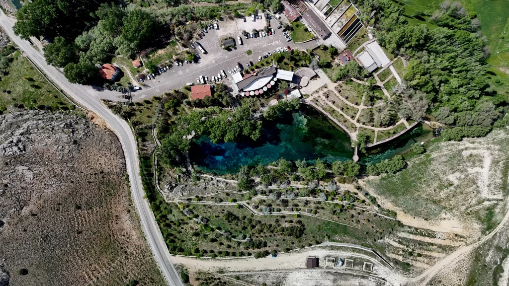 TABİAT HARİKASI GÖKPINAR GÖLÜ, TURKUAZ TONU İLE HERKESİ HAYRAN BIRAKIYOR 20 METRE DERİNLİKTE YÜZEN BALIK GÖRÜLÜYOR, DOĞAL AKVARYUM ZİYARETÇİLERİNİ MEST EDİYOR