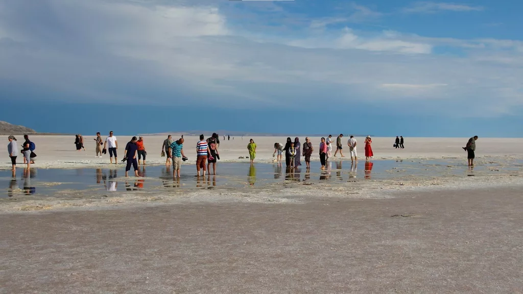 TUZ GÖLÜ ZİYARETÇİLERİN AKININA UĞRUYOR