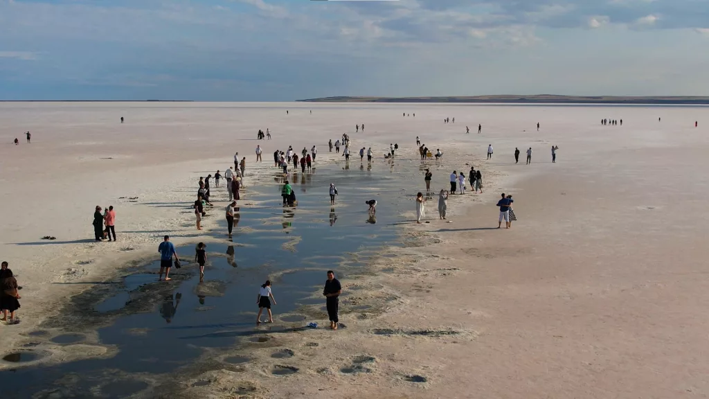 TUZ GÖLÜ ZİYARETÇİLERİN AKININA UĞRUYOR