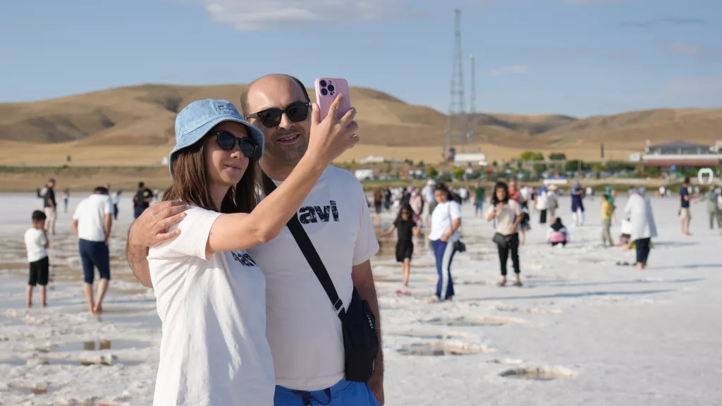 TUZ GÖLÜ ZİYARETÇİLERİN AKININA UĞRUYOR