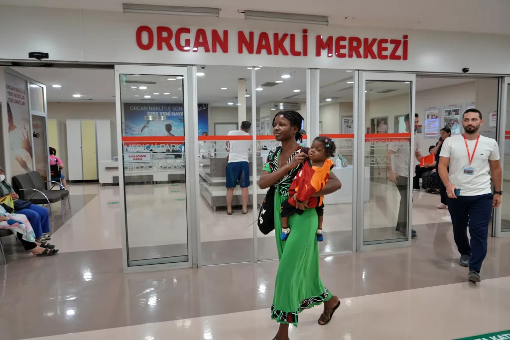 "MERCY ÖLMESİN" DEMİŞTİ: UMUDA YOLCULUK ANTALYA'DA CAN BULDU NİJERYA'DAN ANTALYA'YA UZANAN YAŞAM MÜCADELESİ MERCY'NİN ANNESİ: "TÜRKİYE'YE GELDİĞİMDE ORTAMI GÖRÜNCE 'EVET, BURADA BUNU YAPABİLİRLER' DEDİM"