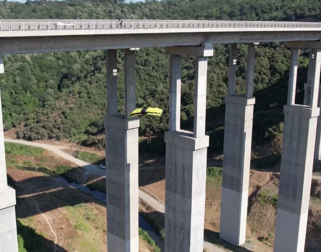 İSTANBUL'DA 86 METRELİK VİYADÜKTEN PARAŞÜTLE ATLADILAR ADRENALİN DOLU ANLAR DRON VE KASK KAMERASIYLA GÖRÜNTÜLENDİ