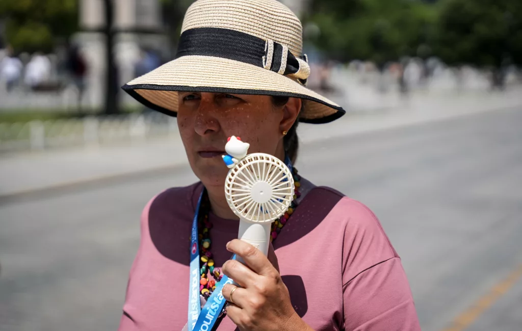 İSTANBUL'UN KAVURUCU SICAĞINDA TURİSTLER 'EL VANTİLATÖRLERİ' İLE SERİNLİYOR TURİSTLER İSTANBUL'U 'EL VANTİLATÖRLERİYLE' GEZİYOR
