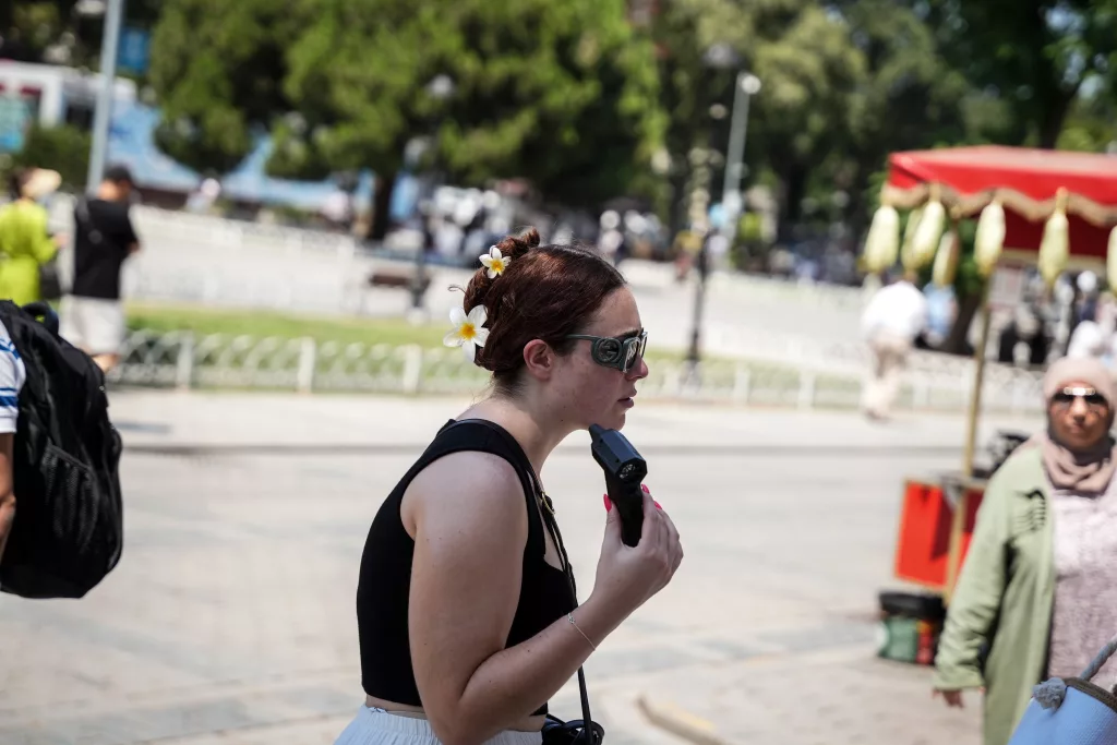 İSTANBUL'UN KAVURUCU SICAĞINDA TURİSTLER 'EL VANTİLATÖRLERİ' İLE SERİNLİYOR TURİSTLER İSTANBUL'U 'EL VANTİLATÖRLERİYLE' GEZİYOR
