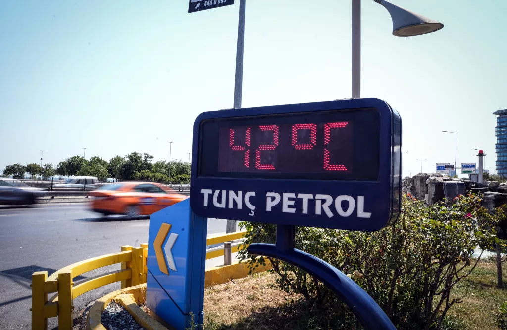 İSTANBUL'UN KAVURUCU SICAĞINDA TURİSTLER 'EL VANTİLATÖRLERİ' İLE SERİNLİYOR TURİSTLER İSTANBUL'U 'EL VANTİLATÖRLERİYLE' GEZİYOR