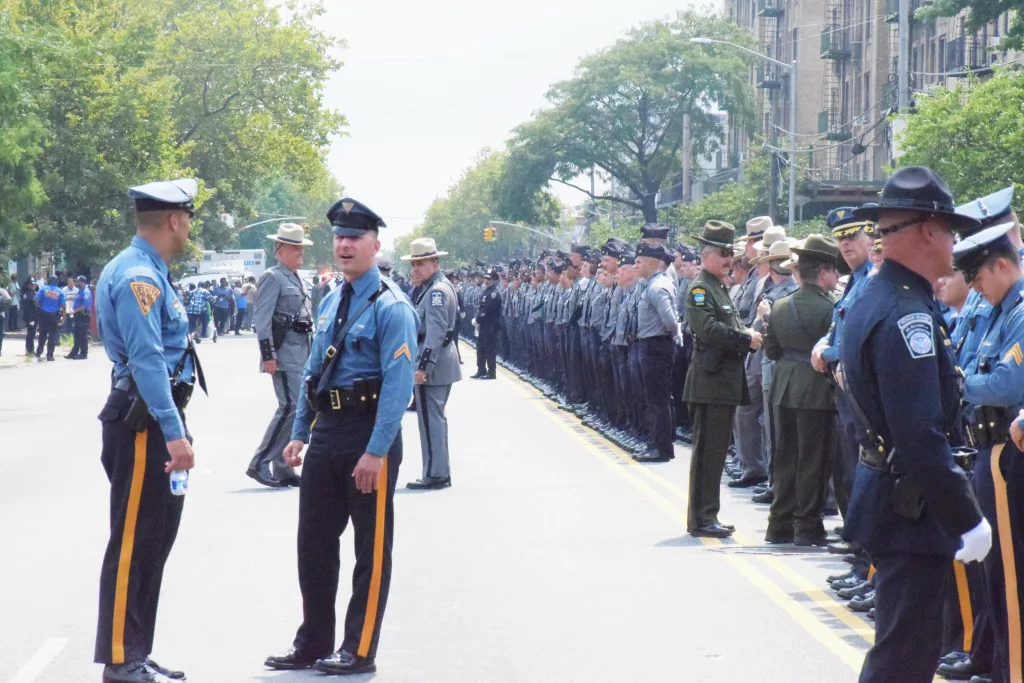 NEW YORK'TA ÖLDÜRÜLEN POLİS MEMURU İSLAM SON YOLCULUĞUNA UĞURLANDI
