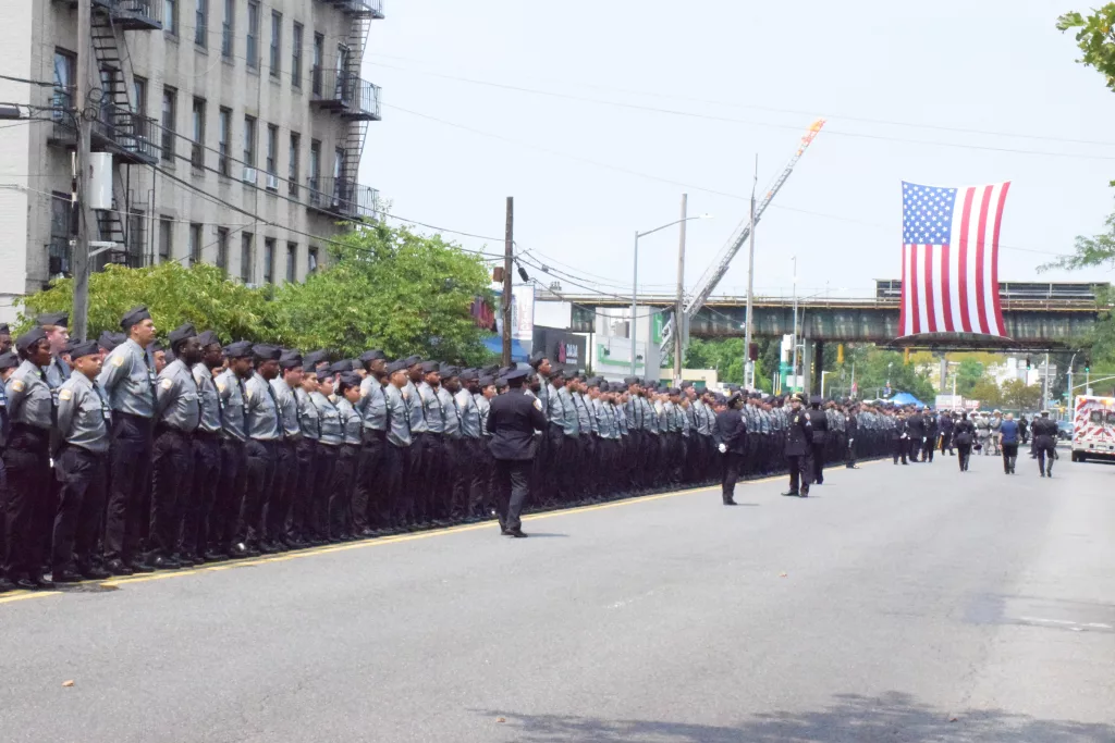 NEW YORK'TA ÖLDÜRÜLEN POLİS MEMURU İSLAM SON YOLCULUĞUNA UĞURLANDI